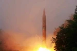 Một tên lửa đạn đạo được phóng thử trong cuộc tập trận của đơn vị pháo binh Hwasong thuộc Lực lượng chiến lược của Quân đội Nhân dân Triều Tiên. (Nguồn: YONHAP/TTXVN)