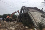 Lực lượng chức năng khẩn trương tháo dỡ phần giàn giáo bêtông bị sập để tìm kiếm nạn nhân có thể còn bị vùi phía dưới. (Ảnh: Đoàn Mạnh Dương/TTXVN)
