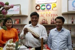 Tham quan các gian hàng trưng bày, giới thiệu sản phẩm OCOP. (Ảnh: Vietnam+)