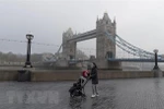 Người dân đeo khẩu trang phòng lây nhiễm COVID-19 tại London, Anh. (Ảnh: THX/TTXVN)