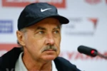 Ông Alfred Riedl thời còn dẫn dắt đội tuyển Việt Nam. (Ảnh: Minh Chiến/Vietnam+)