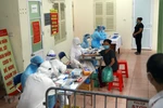 Lấy mẫu xét nghiệm cho người dân tại Hà Nội. (Ảnh: Huy Hùng/TTXVN)