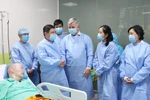 Lãnh đạo Bộ Chỉ huy quân sự tỉnh Hoà Bình thăm hỏi sức khỏe các công dân khi họ về tới cơ sở cách ly thuộc Trung đoàn T14. (Ảnh: Trọng Đạt/TTXVN)
