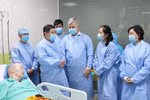 Lãnh đạo Bộ Chỉ huy quân sự tỉnh Hoà Bình thăm hỏi sức khỏe các công dân khi họ về tới cơ sở cách ly thuộc Trung đoàn T14. (Ảnh: Trọng Đạt/TTXVN)