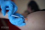 Tiêm vắcxin phòng COVID-19 của Pfizer/BioNTech. (Ảnh: PAP/TTXVN)