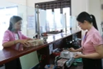 Khách hàng giao dịch tại Kho bạc Nhà nước huyện Cam Lộ, tỉnh Quảng Trị. (Ảnh: Hoàng Hùng/TTXVN)
