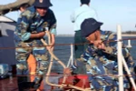 Chiến sỹ tàu HQ221 tháo dây neo tàu lên đường đi cứu nạn. (Ảnh: Thanh Tùng/TTXVN)