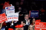  Những người ủng hộ vui mừng sau khi ứng viên Donald Trump giành chiến thắng trong cuộc bầu cử Tổng thống Mỹ, tại New York ngày 8/11. (Nguồn: EPA/TTXVN)