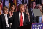 Tổng thống mới đắc cử Donald Trump (giữa) phát biểu sau khi giành chiến thắng trong cuộc bầu cử Tổng thống Mỹ tại New York ngày 8/11. (Nguồn: AFP/TTXVN)