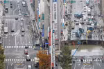 Hố tử thần (trái) đã được 'vá' lành lặn chỉ trong vòng 2 ngày. (Nguồn: AFP)