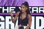Nữ ca sỹ Ariana Grande nhận giải "Nghệ sĩ của năm" tại lễ trao giải AMA ở Los Angeles, Mỹ ngày 20/11. (Nguồn: AP/TTXVN)