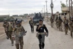 Binh sỹ Iraq trong chiến dịch truy quét IS tại khu vực Gogjali, Mosul ngày 2/11. (Nguồn: AP/TTXVN)