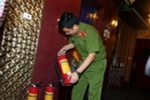 Cảnh sát phòng cháy, chữa cháy kiểm tra điều kiện phòng cháy, chữa cháy bên trong phòng hát của quán Karaoke ARST trên phố Triệu Việt Vương, quận Hai Bà Trưng (ảnh chụp ngày 5/11). (Ảnh: Danh Lam/TTXVN)