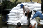 Vận chuyển gạo cứu trợ cho người dân. (Ảnh minh hoạ: Thái Sơn/TTXVN)