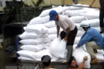 Vận chuyển gạo cứu trợ cho người dân. (Ảnh minh hoạ: Thái Sơn/TTXVN)