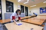 Các trường học thực hiện vệ sinh, khử trùng phòng chống COVID-19. (Ảnh: Minh Sơn/Vietnam+)