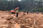 Lực lượng cứu nạn tìm kiếm người mất tích tại khu vực nhà kiểm lâm ở Tiểu khu 67. (Ảnh minh họa: TTXVN phát)