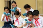 Các em học sinh đọc sách tìm hiểu về quyền trẻ em. (Ảnh minh họa: Nguyễn Thủy/TTXVN)