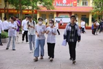 Thí sinh rời trường thi sau bài thi môn Toán. (Ảnh: Hoài Nam/Vietnam+)