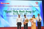 Tác giả Cao Thùy Giang nhận giải Ba cuộc thi viết "Người thầy thuốc trong tôi" lần thứ hai. (Ảnh: PV/Vietnam+)