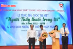 Tác giả Cao Thùy Giang nhận giải Ba cuộc thi viết "Người thầy thuốc trong tôi" lần thứ hai. (Ảnh: PV/Vietnam+)