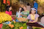 Bạn bè quốc tế hào hứng diện áo dài trải nghiệm Tết cổ truyền Việt Nam