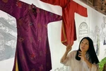 Nhà thiết kế Minh Hạnh giới thiệu về lịch sử áo dài Việt Nam qua các thời kỳ. (Ảnh: Xuân Mai/Vietnam+)