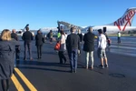 Hành khách trên chuyến bay Virgin VA1174 sơ tán khỏi máy bay. (Nguồn: AAP)