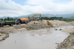 Hiện trường vụ khai thác cát trái phép. (Ảnh: Hoài Nam/TTXVN)