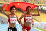 Nguyễn Thị Oanh và đồng đội ăn mừng sau khi cán đích đầu tiên nội dung điền kinh 5.000m nữ. (Ảnh: Quốc Khánh/TTXVN)