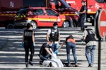 Cảnh sát khám nghiệm hiện trường trên đại lộ Champs-Elysees ở Paris sau vụ xe ôtô lao vào xe cảnh sát ngày 19/6. (Nguồn: AFP/TTXVN)