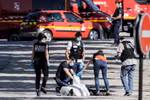 Cảnh sát khám nghiệm hiện trường trên đại lộ Champs-Elysees ở Paris sau vụ xe ôtô lao vào xe cảnh sát ngày 19/6. (Nguồn: AFP/TTXVN)