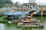 Một số đơn vị, doanh nghiệp kinh doanh dịch vụ, văn hóa, thể thao du lịch, vui chơi giải trí đang tiến hành tháo dỡ trang thiết bị trên các nhà nổi, du thuyền,...để phục vụ việc di dời. (Ảnh: Thùy Dương/TTXVN phát)