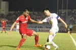 Một pha tranh chấp bóng của cầu thủ hai đội Becamex Bình Dương để thua Hoàng Anh Gia Lai thuộc vòng 6 V-league. (Ảnh: Hải Âu/TTXVN)