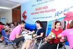 Các cán bộ, phóng viên, biên tập viên TTXVN tham gia hiến máu tình nguyện. (Ảnh: Hoàng Hùng/TTXVN)
