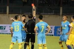Trọng tài rút thẻ đỏ truất quyền thi đấu của cả hai cầu thủ của hai đội sau một tình huống gây ẩu đả ở phút 38 của trận đấu Sanna Khánh Hòa BVN thua FLC Thanh Hóa. (Ảnh: Tiên Minh/ TTXVN)