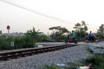 Đường ngang dân sinh băng qua đường sắt luôn tiềm ẩn nhiều nguy cơ tai nạn. (Nguồn: TTXVN)