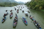 Hơn 10 vạn du khách đổ về chùa Hương trước ngày khai hội