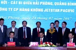 Lãnh đạo hai tỉnh, thành phố ký biên bản thỏa thuận mở đường bay với hãng Hàng không Jestar Pacific Airways. (Ảnh: Minh Thu/TTXVN)