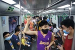 Mỗi toa đa số đều trong tình trạng chật kín khách. 