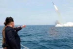 Nhà lãnh đạo Triều Tiên Kim Jong-un thị sát một vụ phóng thử tên lửa từ tàu ngầm. (Nguồn: Reuters/TTXVN)