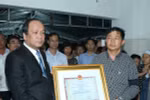 Bộ trưởng, Chủ nhiệm Văn phòng Chính phủ Mai Tiến Dũng đến viếng và trao Huân chương Bảo vệ Tổ quốc hạng Nhất truy tặng Thiếu úy phi công Phạm Đức Trung. (Ảnh: Thống Nhất/TTXVN)