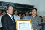 Bộ trưởng, Chủ nhiệm Văn phòng Chính phủ Mai Tiến Dũng đến viếng và trao Huân chương Bảo vệ Tổ quốc hạng Nhất truy tặng Thiếu úy phi công Phạm Đức Trung. (Ảnh: Thống Nhất/TTXVN)