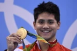 Joseph Schooling với tấm Huy chương Vàng Olympic đầu tiên. (Nguồn: AFP/TTXVN)