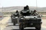  Xe tăng của Thổ Nhĩ Kỳ tham gia chiến dịch quân sự chống các tay súng người Kurd tại khu vực biên giới với Syria. (Nguồn: EPA/TTXVN)