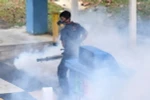 Nhân viên phụn thuốc diệt muỗi tại một khu dân cư ở Sigapore. (Nguồn: AFP/TTXVN)