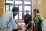 Bệnh nhân Trư đang được chăm sóc tại Bệnh viện đa khoa huyện Trạm Tấu. (Ảnh: Trung Kiên/TTXVN)