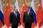 Chủ tịch Trung Quốc Tập Cận Bình (phải) trong cuộc gặp Tổng thống Nga Vladimir Putin tại Bắc Kinh, ngày 4/2/2022. (AFP/TTXVN)