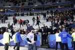 Cảnh hỗn loạn trên sân Stade de France, sau khi các cổ động viên được thông báo về các vụ đánh bom khủng bố gần sân vận động. (Nguồn: AP)