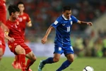 Pha cầm bóng đột phá của tiền đạo Chanathip (phải-Thái Lan). (Ảnh: Quốc Khánh/TTXVN)